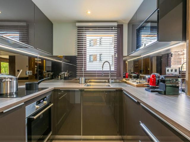 Luxury Apartment with South-Facing Balcony in the Heart of Val-d'Isère FR-1-694-322 - Val d'Isère Centre