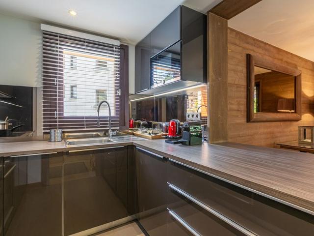 Luxury Apartment with South-Facing Balcony in the Heart of Val-d'Isère FR-1-694-322 - Val d'Isère Centre