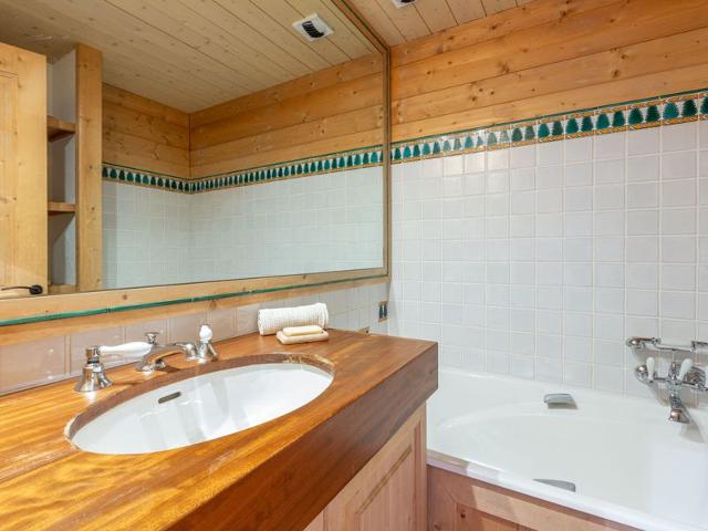 Elegant, Cozy Apartment with Fireplace, WiFi, and Garage at the Foot of the Slopes FR-1-694-329 - Val d'Isère Le Châtelard