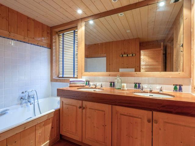 Elegant, Cozy Apartment with Fireplace, WiFi, and Garage at the Foot of the Slopes FR-1-694-329 - Val d'Isère Le Châtelard