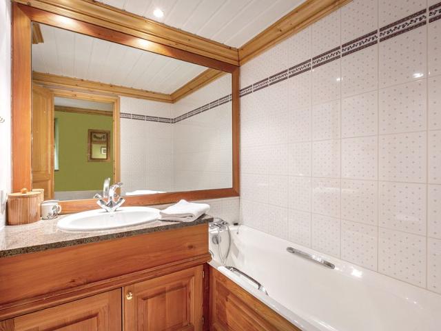 Luxury apartment with fireplace and parking at the slopes FR-1-694-247 - Val d'Isère Le Châtelard
