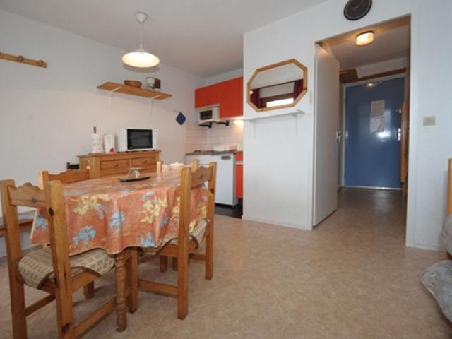 Ski-in/Ski-out Studio Cabine for 4 with South-Facing Balcony in Les Menuires FR-1-178-41 - Les Menuires Bruyères