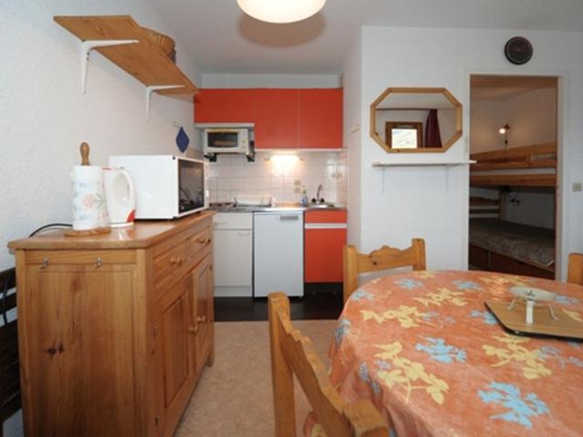 Ski-in/Ski-out Studio Cabine for 4 with South-Facing Balcony in Les Menuires FR-1-178-41 - Les Menuires Bruyères