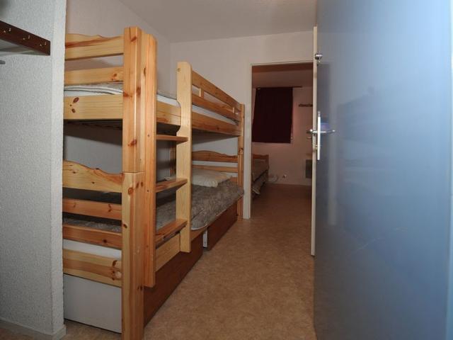 Ski-in/Ski-out Studio Cabine for 4 with South-Facing Balcony in Les Menuires FR-1-178-41 - Les Menuires Bruyères