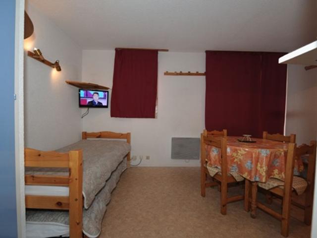 Ski-in/Ski-out Studio Cabine for 4 with South-Facing Balcony in Les Menuires FR-1-178-41 - Les Menuires Bruyères