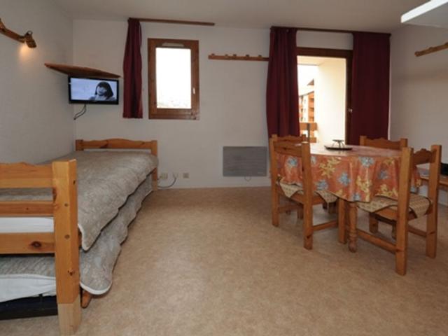 Ski-in/Ski-out Studio Cabine for 4 with South-Facing Balcony in Les Menuires FR-1-178-41 - Les Menuires Bruyères