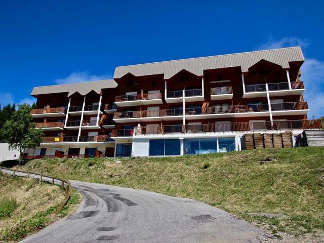 Ski-in/Ski-out 2-Room Apt, Sleeps 6, South-Facing Terrace FR-1-340-149 - Chamrousse