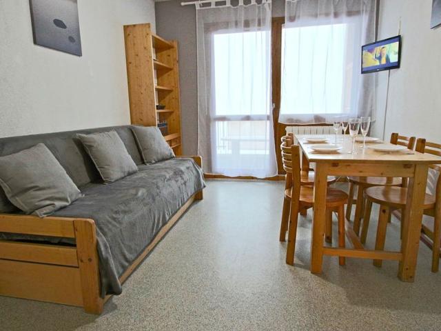 Ski-in/Ski-out 2-Room Apt, Sleeps 6, South-Facing Terrace FR-1-340-149 - Chamrousse