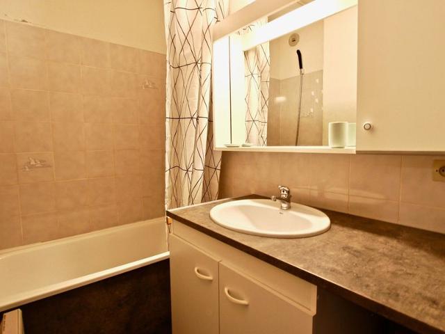 Ski-in/Ski-out 2-Room Apt, Sleeps 6, South-Facing Terrace FR-1-340-149 - Chamrousse