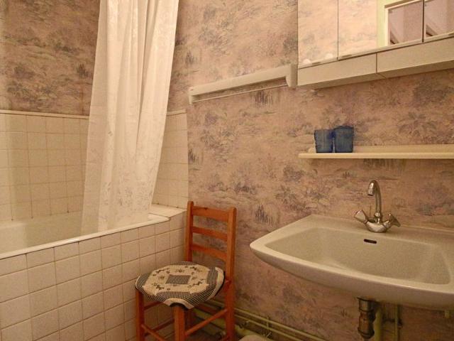 South-facing studio with balcony, near slopes and shops FR-1-340-159 - Chamrousse