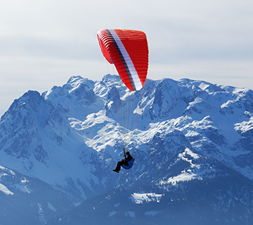 <img src="https://cdalpes.sharepoint.com/:i:/r/sites/MARKETING-TFY/Documents%20partages/GRAPHISTES/TRAVELSKI%20%5BNEW%5D/Cr%C3%A9as/Th%C3%A9matiques/Habillage%20site/2024-10-22_Resort-pages-UK-NL/resort_Paragliding.png?csf=1&web=1&e=WrFTGb" alt="Paragliding at la Rosière ski resort" />